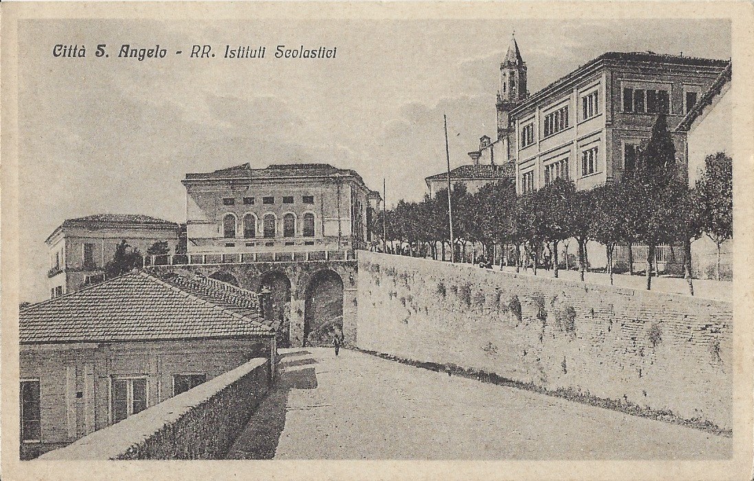 0017 CITTASANTANGELO RR ISTITUTI SCOLASTICI FRONTE